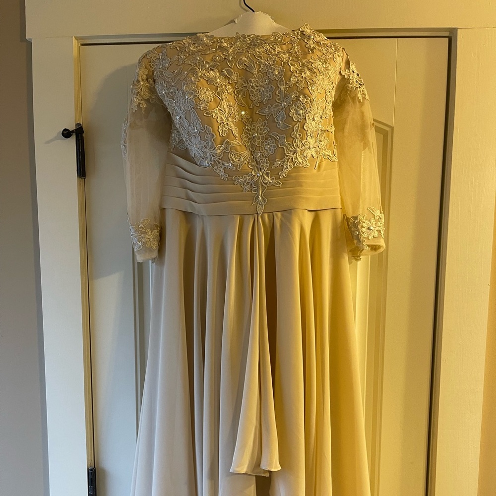 Gorgeous Champagne Mother of the Bride/Groom Gown. Size 16/18 NWT
